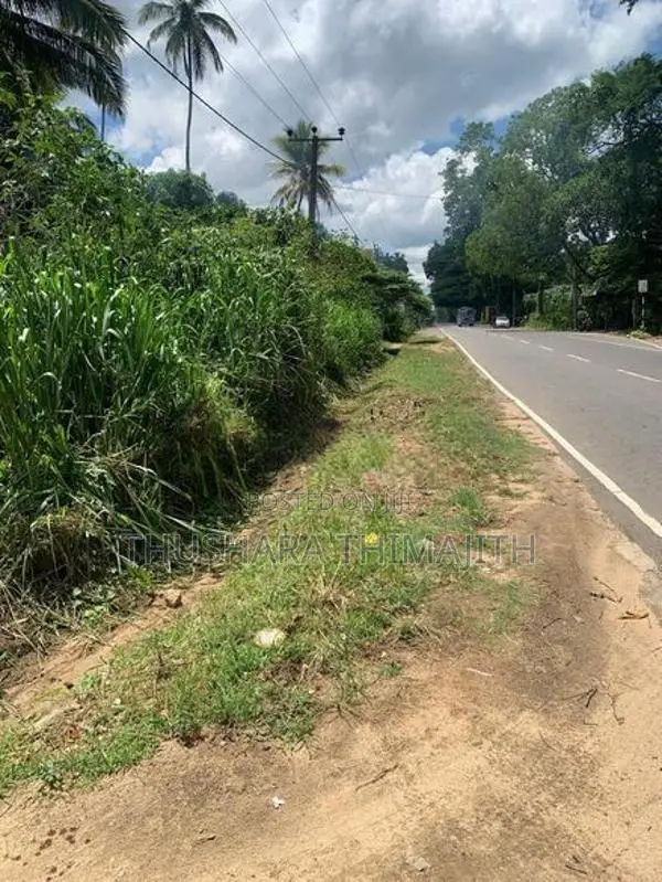මොනරාගල මූලික රෝහල හා නගරයට යාබදම ඉඩමක්