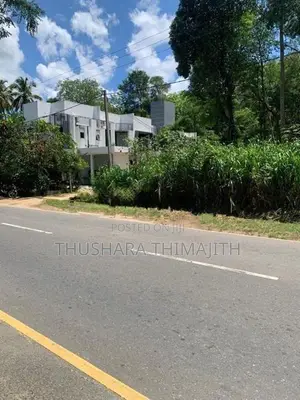 මොනරාගල මූලික රෝහල හා නගරයට යාබදම ඉඩමක්