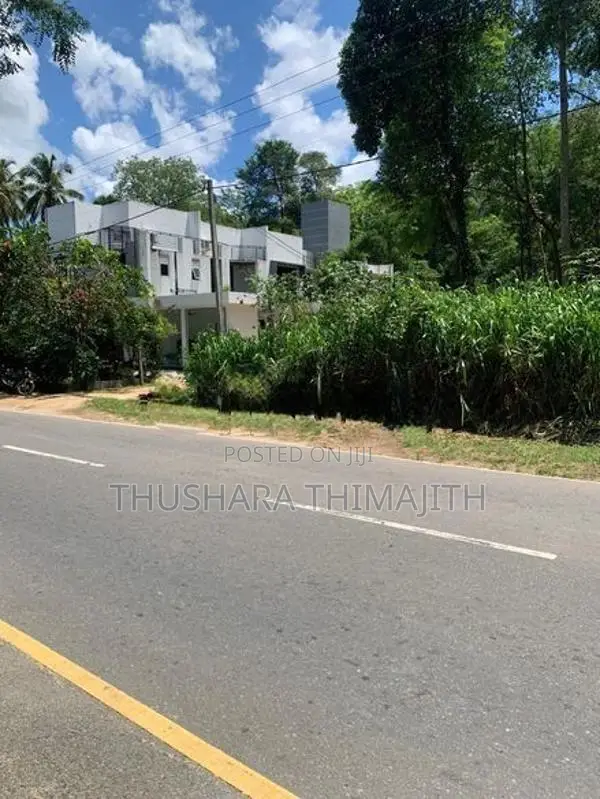 මොනරාගල මූලික රෝහල හා නගරයට යාබදම ඉඩමක්