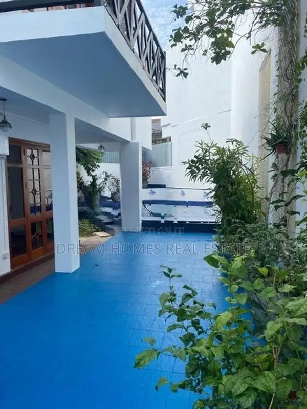 Luxury Villa With Swimming Pool For Sale In Nawala