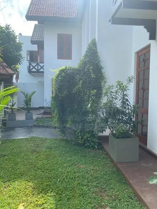 Luxury Villa With Swimming Pool For Sale In Nawala