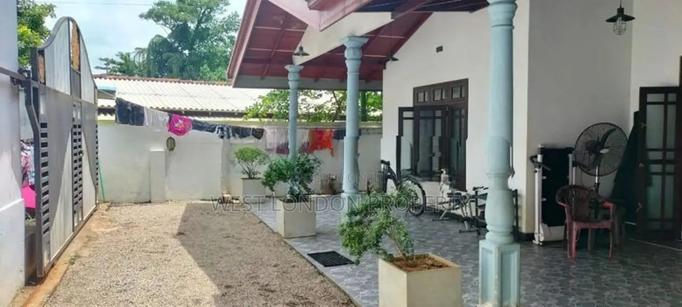 Kaduwela- Commercial Building with House for Sale