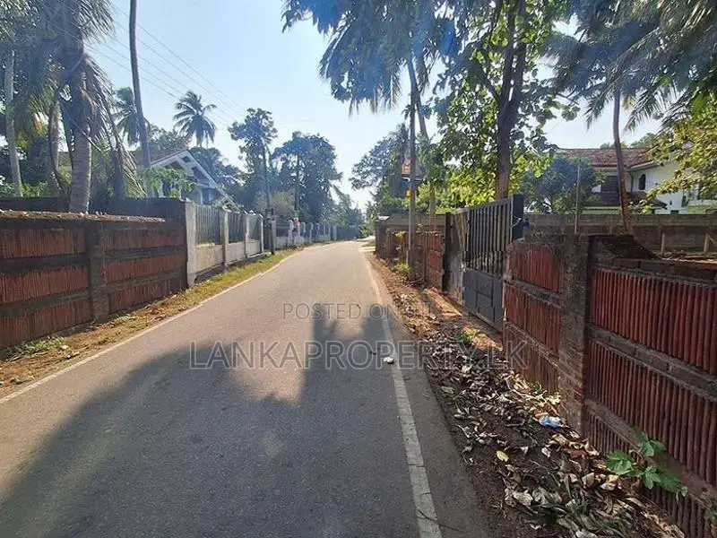 Valuable Land with Basic House for Sale in Bowalawatte, Waikkal.