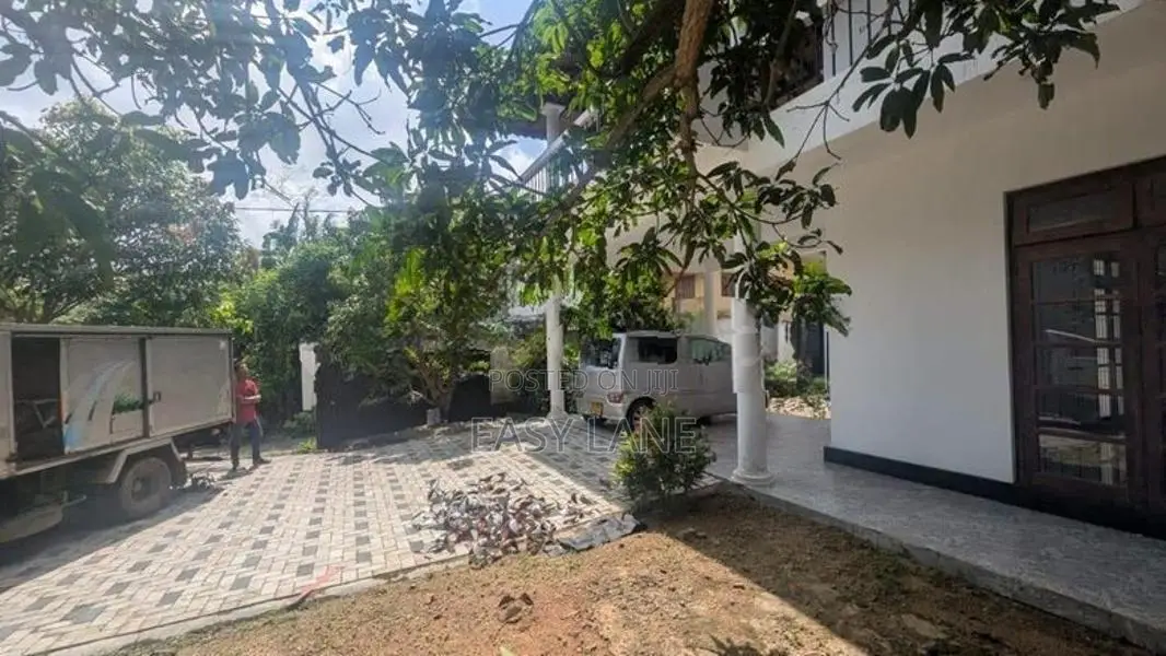 House For Sale In Athurugiriya Town ,