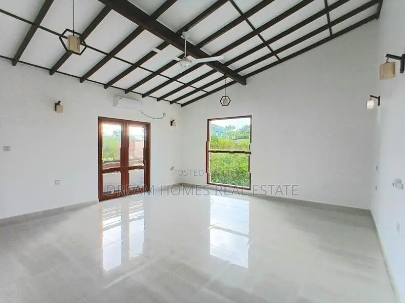 පිලියන්දල නගර මධයයේ සුවිසල් නවීන දෙමහල් නිවස
