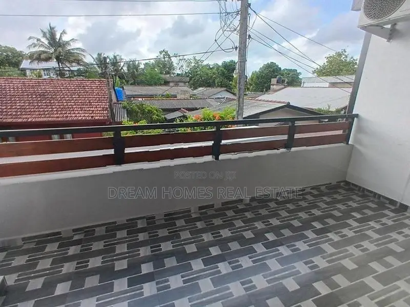 පිලියන්දල නගර මධයයේ සුවිසල් නවීන දෙමහල් නිවස