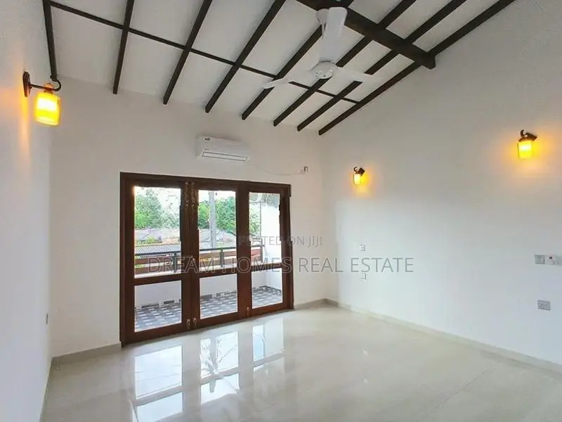 පිලියන්දල නගර මධයයේ සුවිසල් නවීන දෙමහල් නිවස