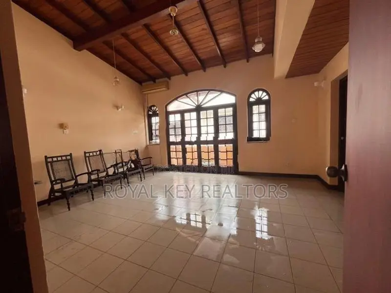 03 Bedroom -Furnished House For Rent In Colombo 04