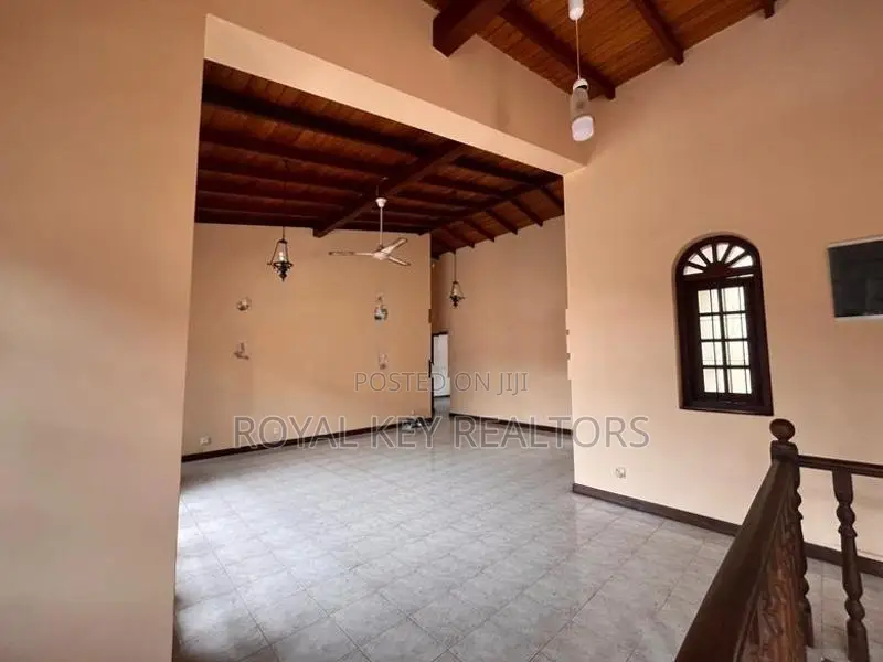 03 Bedroom -Furnished House For Rent In Colombo 04