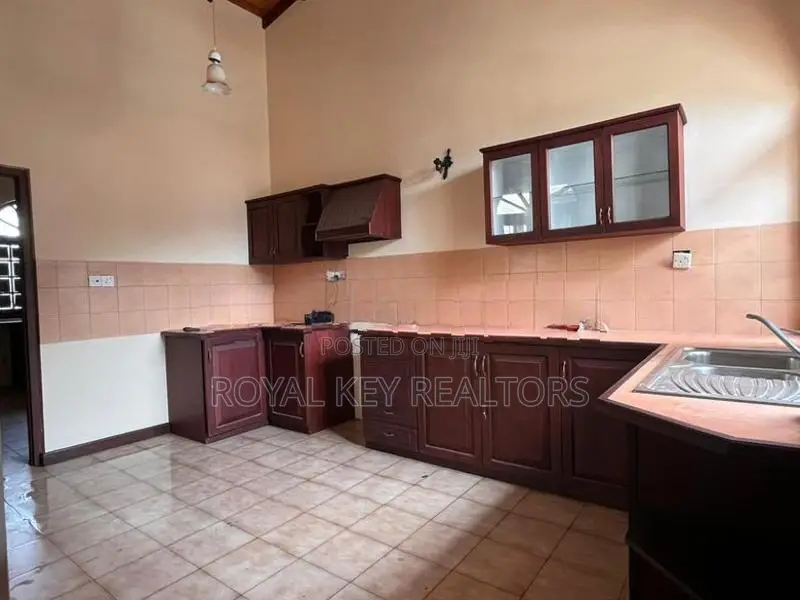03 Bedroom -Furnished House For Rent In Colombo 04