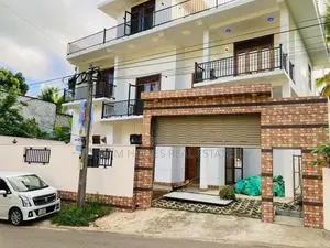 Spacious Luxury Residence with Grand Rooftop – Kadawatha