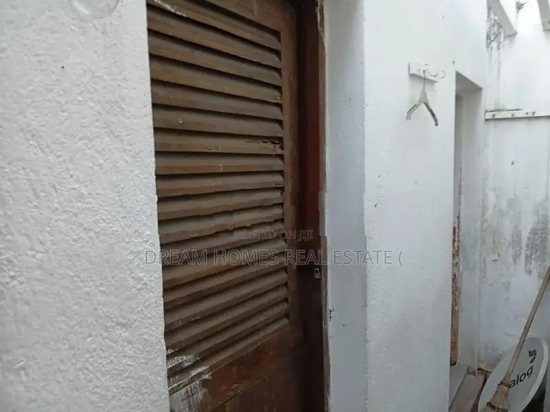 Ground Floor Commercial Building for Rent – Kotta Road