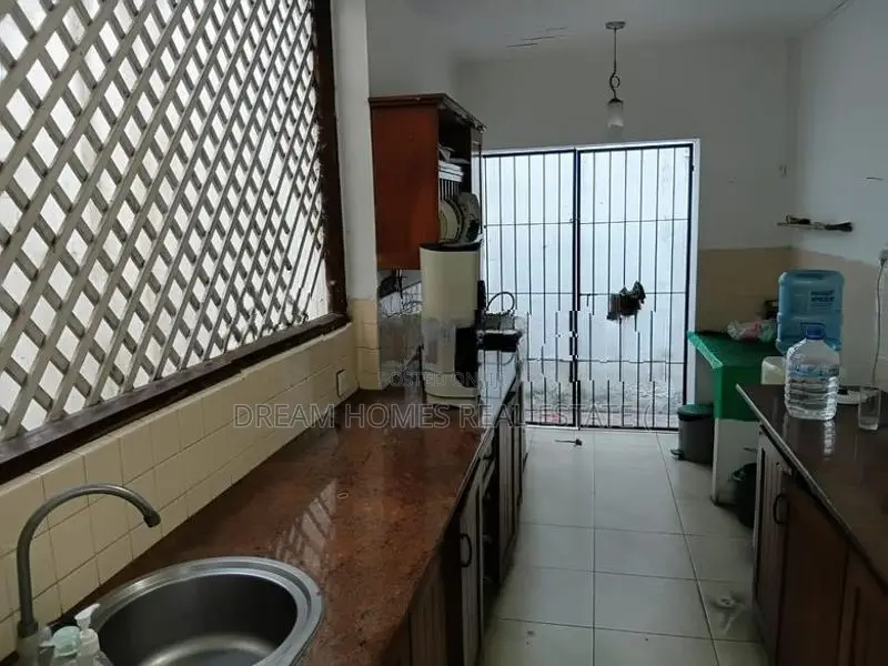Ground Floor Commercial Building for Rent – Kotta Road