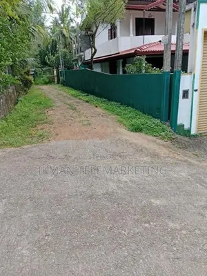 Valuable Land For Sale Near Kadawatha Town.