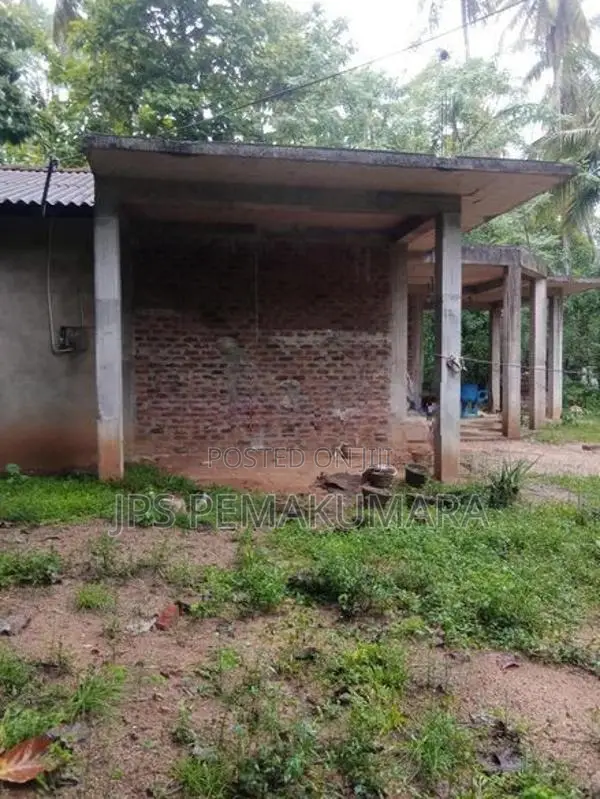 පර්චස් 40 ක ඉඩමක් සහ අඩක් නිමකල නිවසක් විකිණීමට ඇත