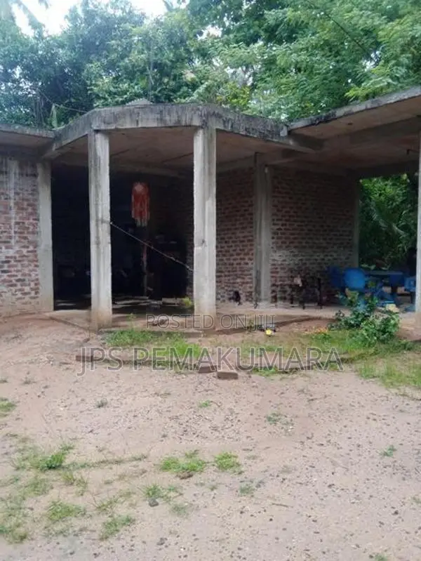 පර්චස් 40 ක ඉඩමක් සහ අඩක් නිමකල නිවසක් විකිණීමට ඇත