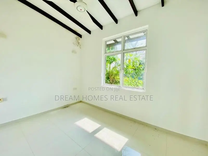 House for Sale with Swimming Pool – Kottawa