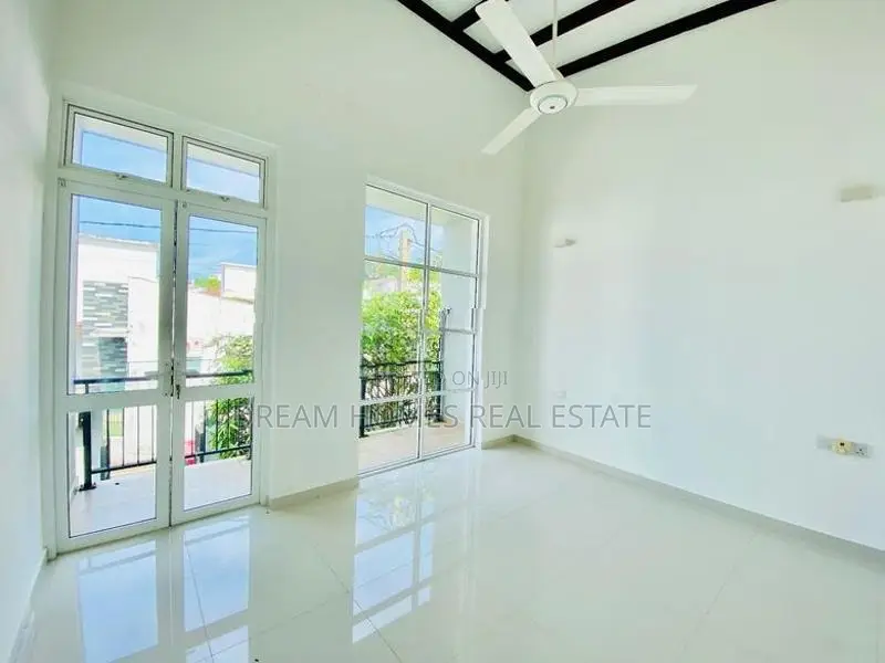 House for Sale with Swimming Pool – Kottawa