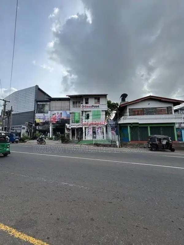 Road-Facing Commercial Building for Sale in Piliyandala Town