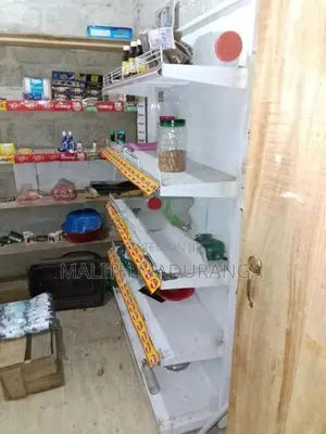 ශෝකේස් එක්කයි බඩු රාක්කයකුයි