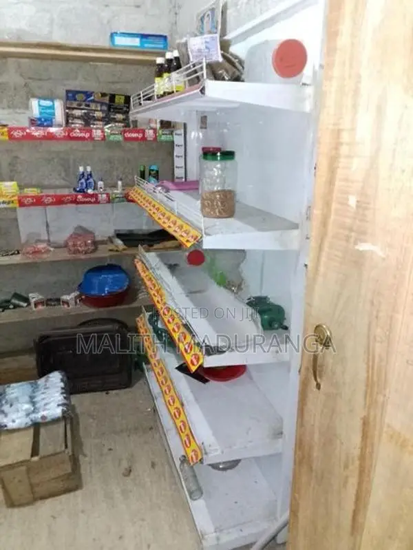 ශෝකේස් එක්කයි බඩු රාක්කයකුයි