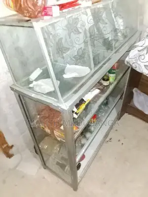 ශෝකේස් එක්කයි බඩු රාක්කයකුයි