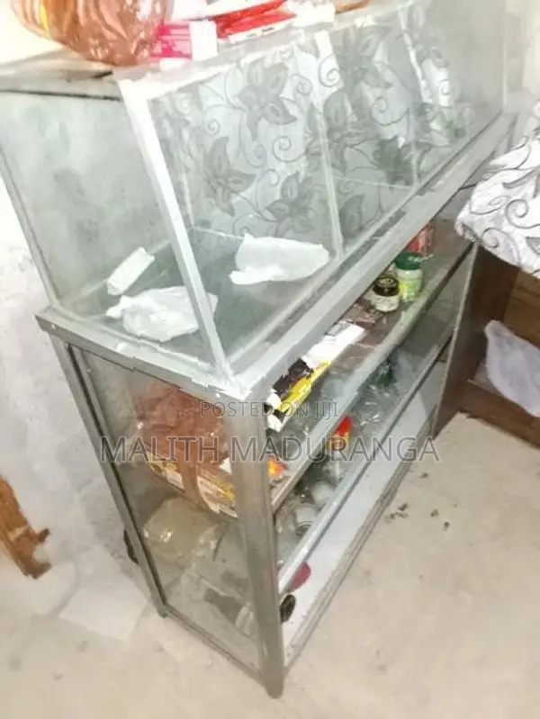 ශෝකේස් එක්කයි බඩු රාක්කයකුයි