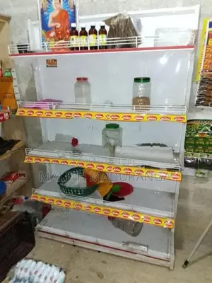 ශෝකේස් එක්කයි බඩු රාක්කයකුයි
