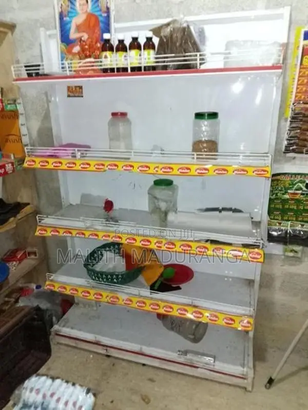 ශෝකේස් එක්කයි බඩු රාක්කයකුයි