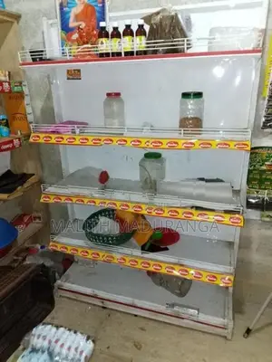 ශෝකේස් එක්කයි බඩු රාක්කයකුයි