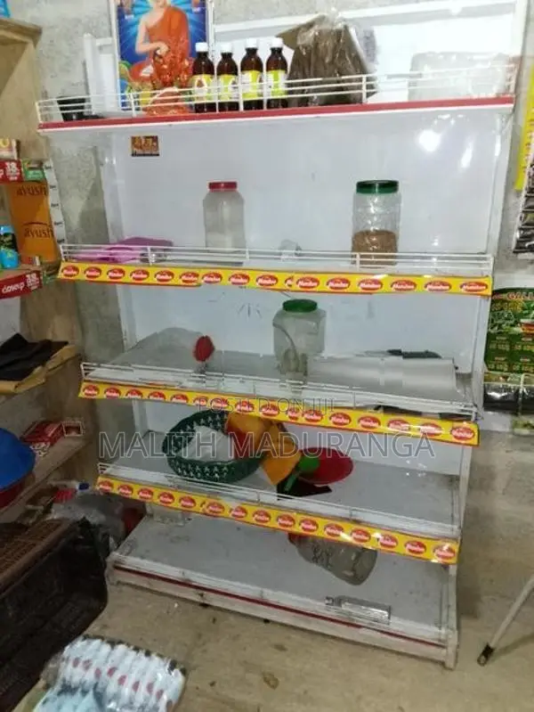 ශෝකේස් එක්කයි බඩු රාක්කයකුයි