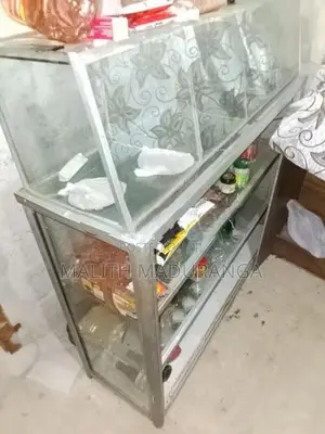 ශෝකේස් එක්කයි බඩු රාක්කයකුයි