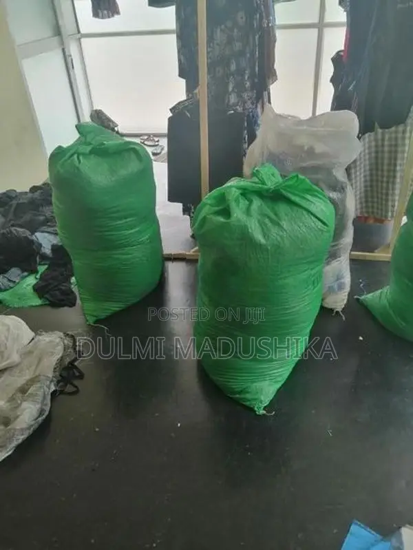 කෑලී 200 බේල් මිටි තුනක් තියෙනවා - Bale Clothes (Ladies)