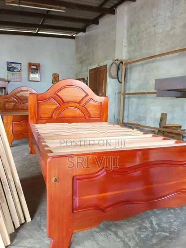 Strong Mahogany Bed Size: 4 Ft × 6