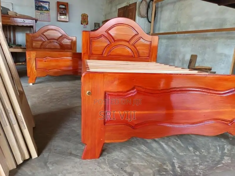 Strong Mahogany Bed Size: 4 Ft × 6