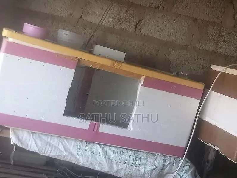முட்டை அடை வைக்கும் இயந்திரம்