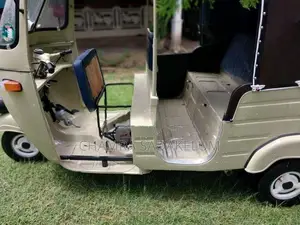 Bajaj RE 2000