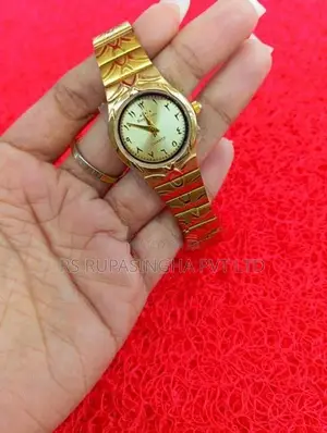 Quartz Gold Color Hand Watch