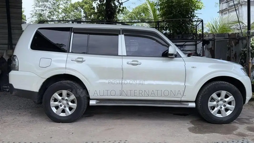 Mitsubishi Montero 2013