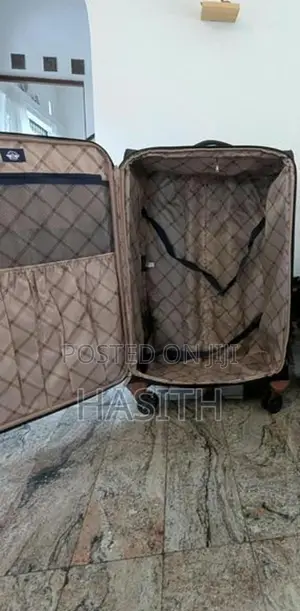 Dockers 28 X 18 14 Spinner Luggage Bag