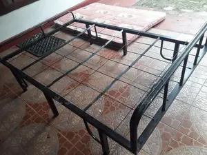 යකඩ ඇදක් සහ මෙටිටය