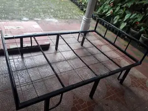 යකඩ ඇදක් සහ මෙටිටය