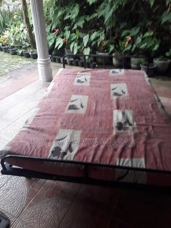 යකඩ ඇදක් සහ මෙටිටය