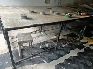 ගාමන්ට් එකකට රෙදි කපන මේසය