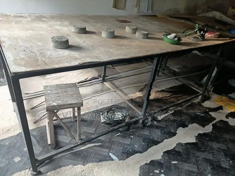 ගාමන්ට් එකකට රෙදි කපන මේසය