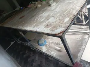 ගාමන්ට් එකකට රෙදි කපන මේසය