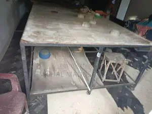 ගාමන්ට් එකකට රෙදි කපන මේසය