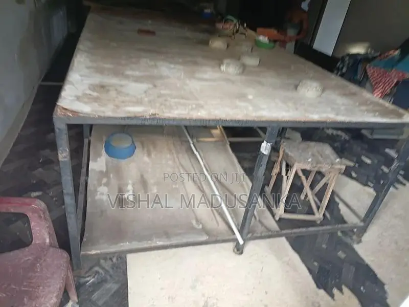 ගාමන්ට් එකකට රෙදි කපන මේසය
