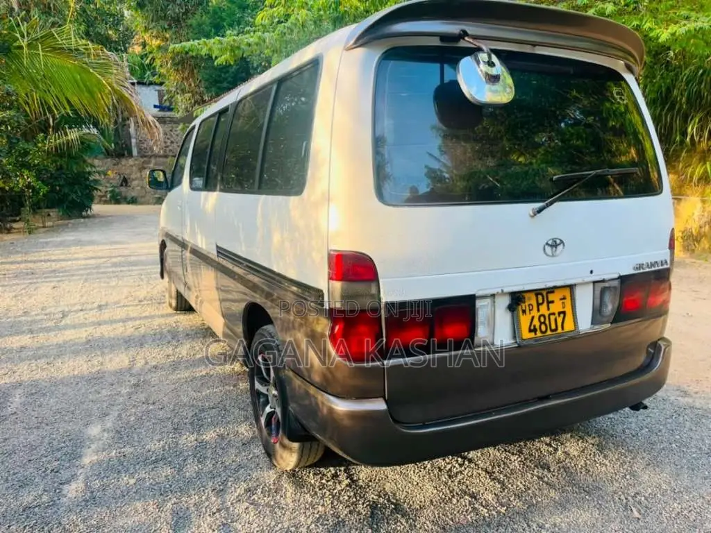 Toyota Granvia 2006 Van (Used)