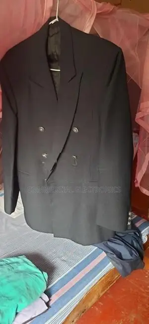 කමිස ඇතුළු විවිධ ඇදුම් අඩුමිලට